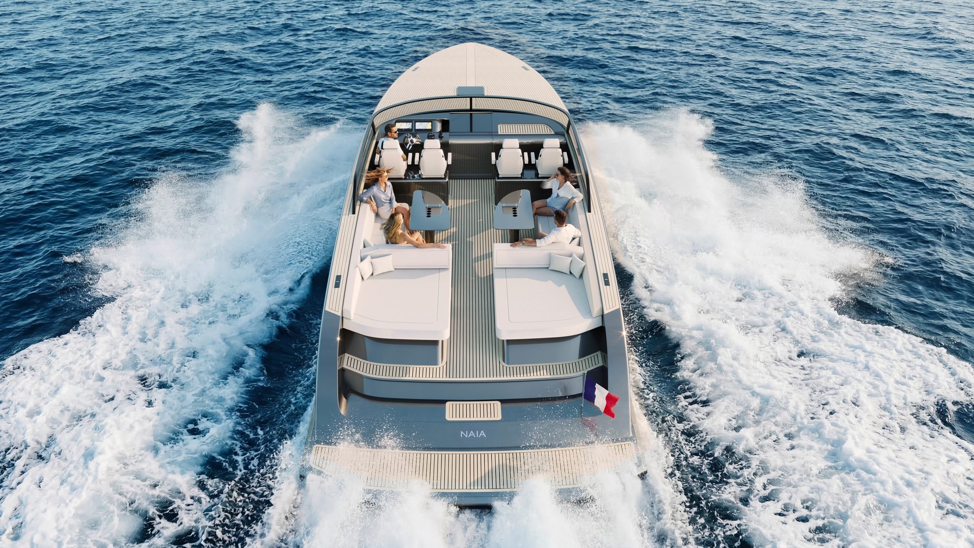 Yacht NAIA vu de l'arrière en navigation avec passagers à bord — rendu CGI